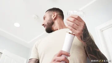 Ele pega o vibrador da namorada para se masturbar e isso acontece