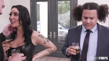 O marido é um idiota, ele vê a esposa sendo fodida e fica no escuro