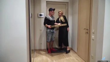 Em vez de dar gorjeta ao entregador de pizza, ela o paga com um boquete e uma foda