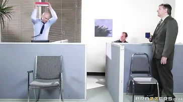 Elle est la seule à savoir calmer le patron dans les moments difficiles.