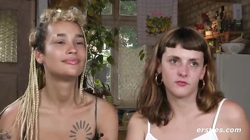 Hippie e lesbiche, queste ragazze hanno tutto!