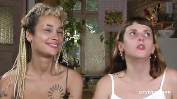 Hippie e lesbiche, queste ragazze hanno tutto!