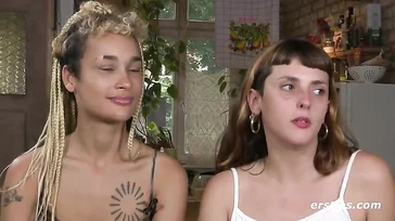 Hippie e lesbiche, queste ragazze hanno tutto!