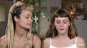 Hippie e lesbiche, queste ragazze hanno tutto!