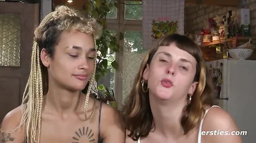 Hippie e lesbiche, queste ragazze hanno tutto!