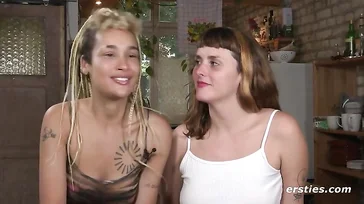 Hippie e lesbiche, queste ragazze hanno tutto!