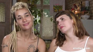Hippie e lesbiche, queste ragazze hanno tutto!