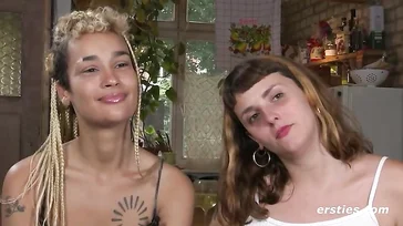 Hippie e lesbiche, queste ragazze hanno tutto!