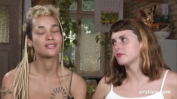 Hippie e lesbiche, queste ragazze hanno tutto!