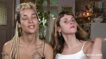 Hippie e lesbiche, queste ragazze hanno tutto!
