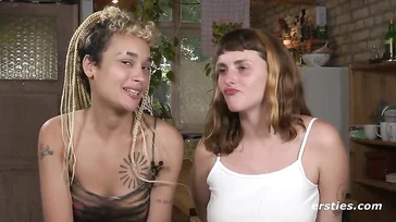 Hippie e lesbiche, queste ragazze hanno tutto!