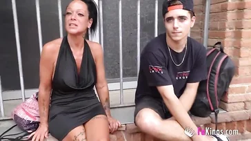 Sie wird einen gut bestückten Jungen entjungfern. Wird sie es richtig machen?