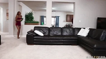 Ze raakt zwanger van haar vriend en viert dit met haar schoonvader