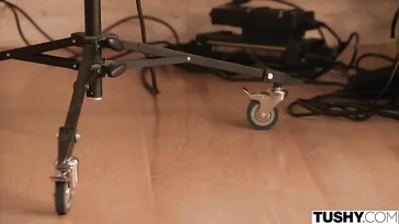 Die Wahrheit ist, dass dieses Mädchen eine ziemliche Schlampe ist, sie will sie paarweise