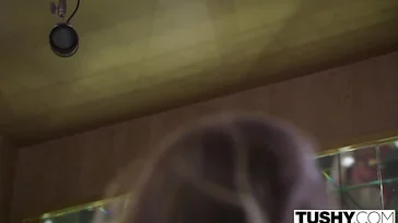 Ihr Arsch verlangt nach mehr als nur einem Dildo, er will einen Schwanz!