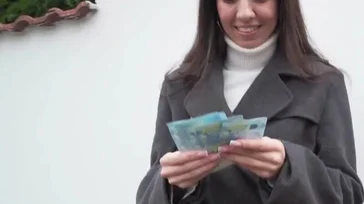 Sie ist eine kleine Schlampe, sie fickt einen Fremden für Geld