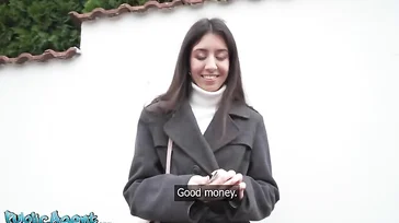Sie ist eine kleine Schlampe, sie fickt einen Fremden für Geld