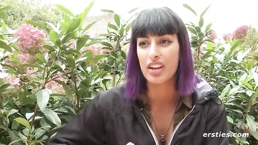 Questa ragazza è una masturbatrice compulsiva e lo confessa