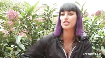 Questa ragazza è una masturbatrice compulsiva e lo confessa