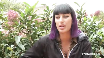 Questa ragazza è una masturbatrice compulsiva e lo confessa