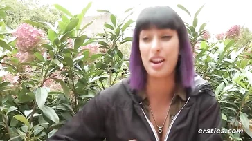 Questa ragazza è una masturbatrice compulsiva e lo confessa