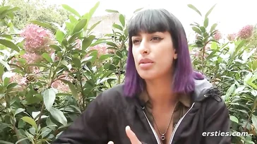 Questa ragazza è una masturbatrice compulsiva e lo confessa