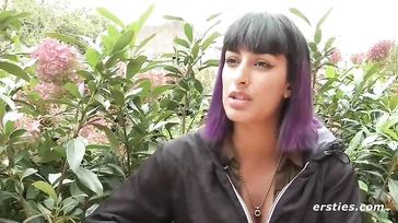 Questa ragazza è una masturbatrice compulsiva e lo confessa