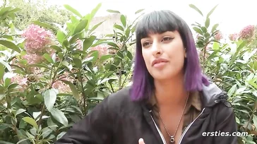 Questa ragazza è una masturbatrice compulsiva e lo confessa