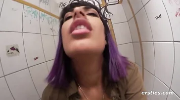 Questa ragazza è una masturbatrice compulsiva e lo confessa