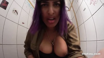 Questa ragazza è una masturbatrice compulsiva e lo confessa