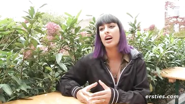 Questa ragazza è una masturbatrice compulsiva e lo confessa