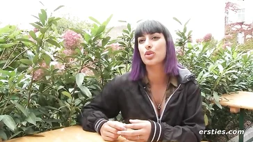 Questa ragazza è una masturbatrice compulsiva e lo confessa