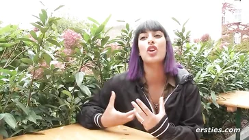 Questa ragazza è una masturbatrice compulsiva e lo confessa