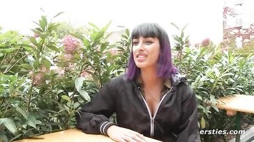 Questa ragazza è una masturbatrice compulsiva e lo confessa
