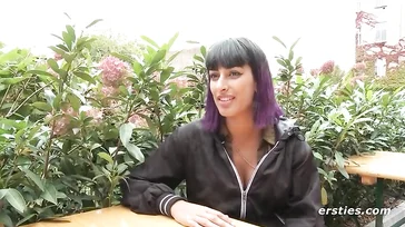 Questa ragazza è una masturbatrice compulsiva e lo confessa