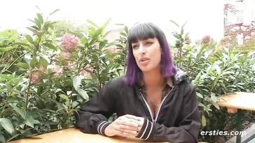 Questa ragazza è una masturbatrice compulsiva e lo confessa