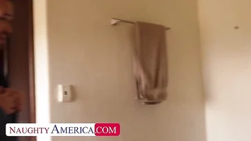 Casada cachonda tarda nada en follar con uno que no es su marido