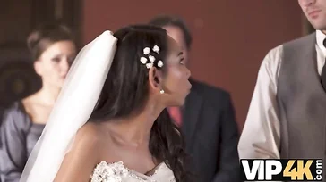 Es dauert keine zwei Minuten: Sie heiratet und fickt die Sekretärin