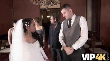Es dauert keine zwei Minuten: Sie heiratet und fickt die Sekretärin