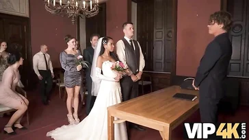 Es dauert keine zwei Minuten: Sie heiratet und fickt die Sekretärin