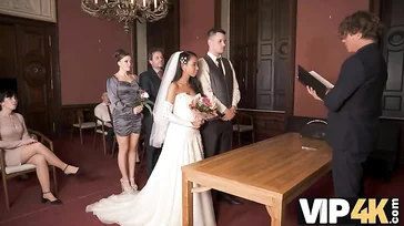 Es dauert keine zwei Minuten: Sie heiratet und fickt die Sekretärin