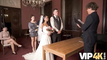 Es dauert keine zwei Minuten: Sie heiratet und fickt die Sekretärin