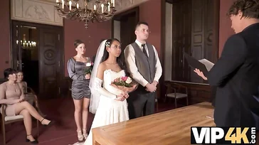 Es dauert keine zwei Minuten: Sie heiratet und fickt die Sekretärin