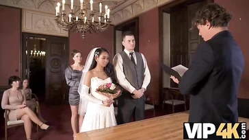 Es dauert keine zwei Minuten: Sie heiratet und fickt die Sekretärin