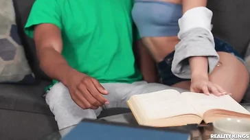 Zwei schwarze Mädchen ficken ihren privaten Sommerlehrer