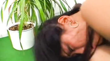 Ela dá uma boa surra no namorado no apartamento