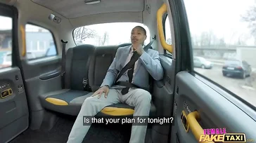 Die Taxifahrerin bietet allen ihren männlichen Kunden einen neuen Service an