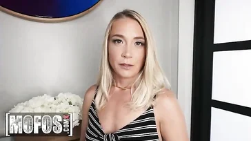 Essa loira safada vai levar uma bela rola na buceta