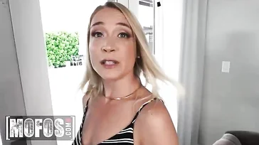 Essa loira safada vai levar uma bela rola na buceta