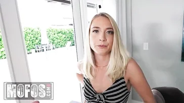 Essa loira safada vai levar uma bela rola na buceta